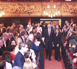 Sus Majestades los Reyes y Sus Altezas Reales la Princesa de Asturias y de Girona, y la Infanta Doña Sofía a su entrada al Gran Teatro del Liceo de Ba